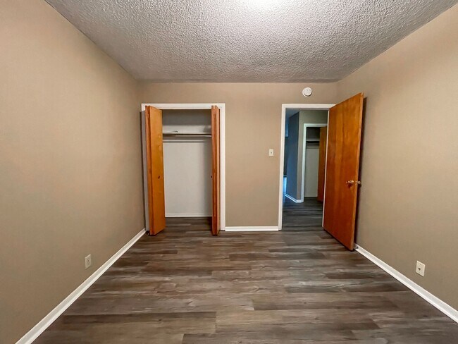 Building Photo - Spacious 2 Bedroom with Screened Porch!