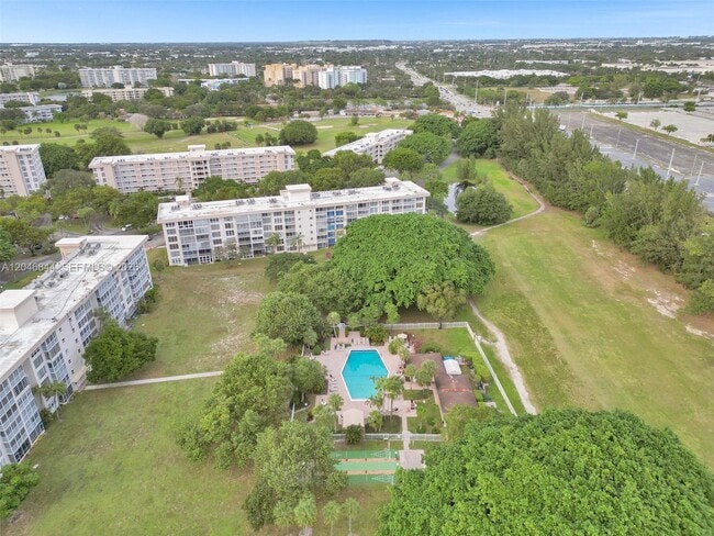 Building Photo - 2651 S Course Dr