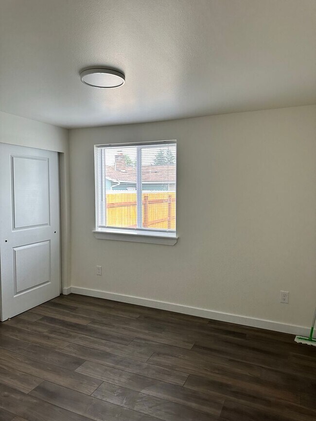 Building Photo - 2526 S Sheridan Ave