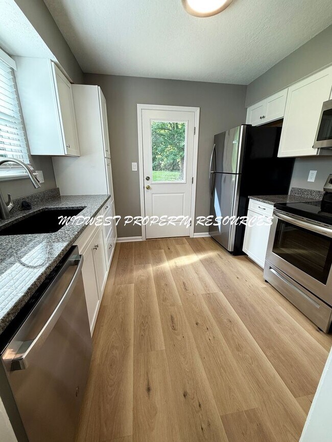 Building Photo - Large Updated 3 Bedroom/2 Bath Duplex in Lee's Summit