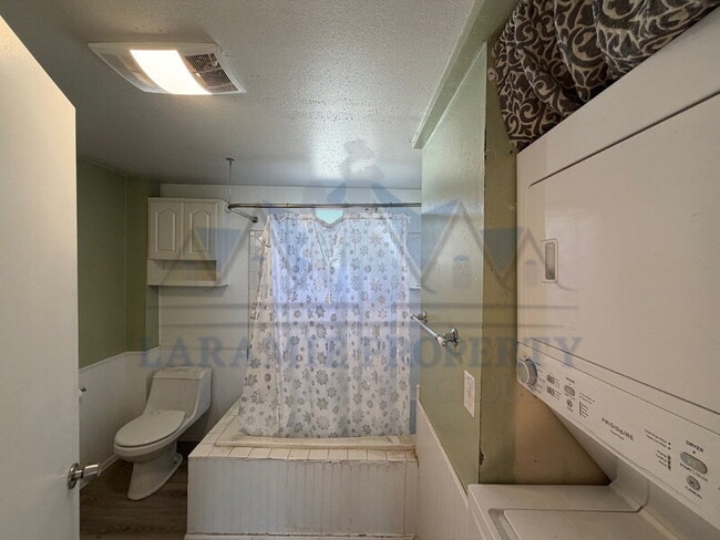 Building Photo - 656 N Cedar St