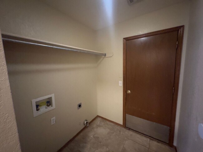 Building Photo - Charming Home in Stonepoint!