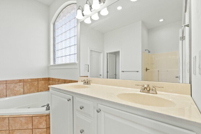 Building Photo - 502 Regency Cir