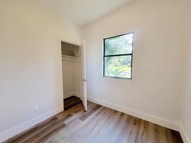 Building Photo - 906 N Veterans Dr