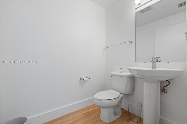 Building Photo - 601 NE 36th St