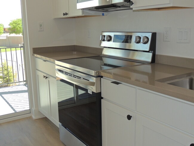 Building Photo - 600 Lawrence Ave