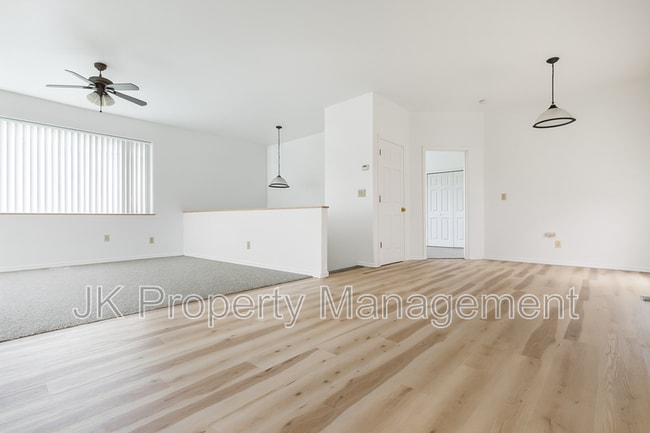 Building Photo - 819 6th Ave S