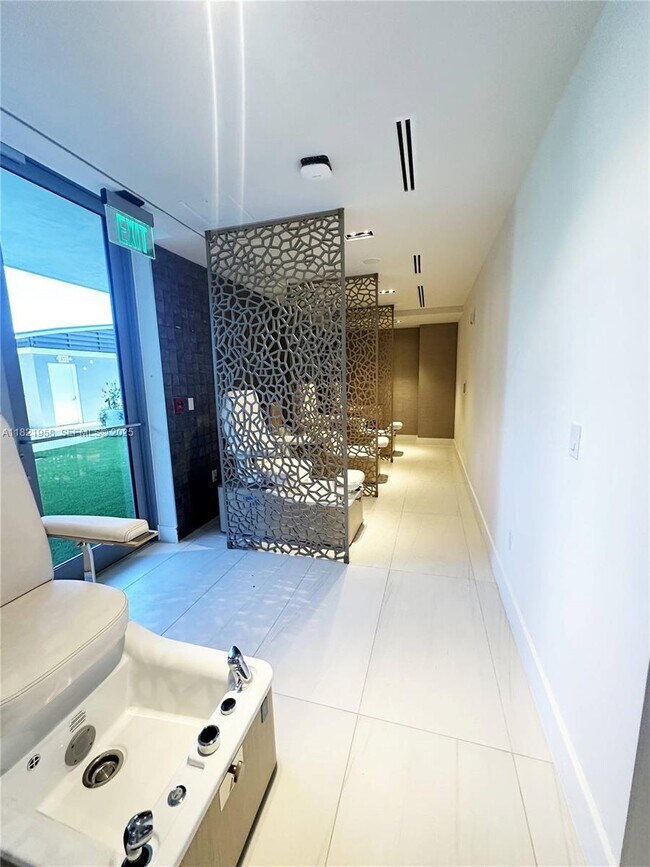 Building Photo - 3100 N Ocean Dr