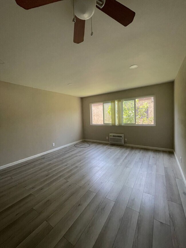 Building Photo - 1 Month Free! Fully Renovated 1-Bedroom Ap...