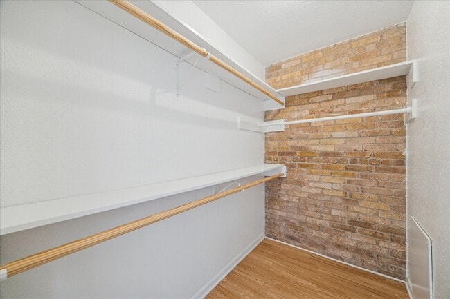 Building Photo - 2223 Par Ln