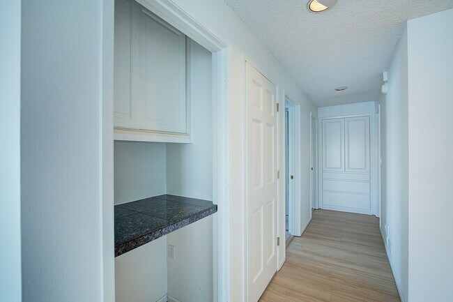 Building Photo - 2Bd/1.75Ba Kirkland Condo