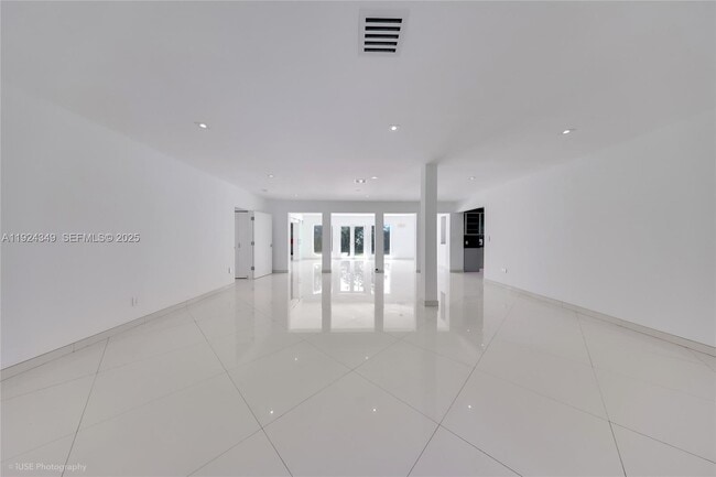 Building Photo - 850 N Venetian Dr