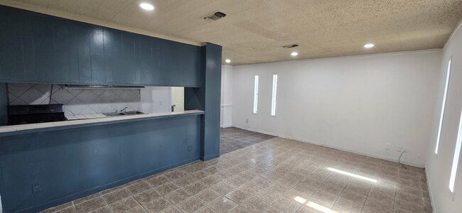 Building Photo - 206 Raymac St