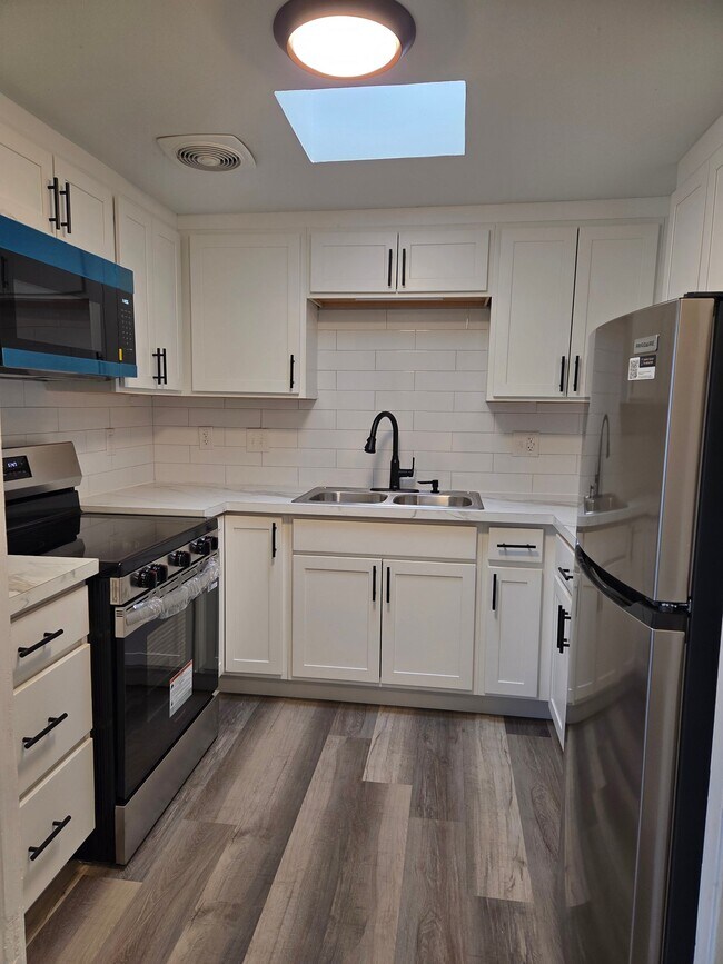 Building Photo - 763 Douglas St