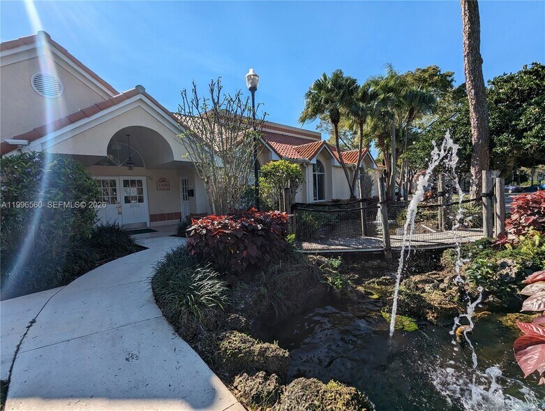 Building Photo - 3430 Pinewalk Dr N