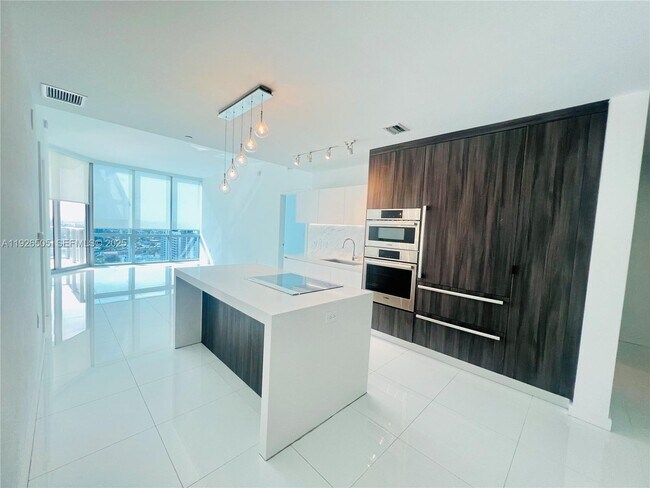 Building Photo - 851 NE 1st Ave