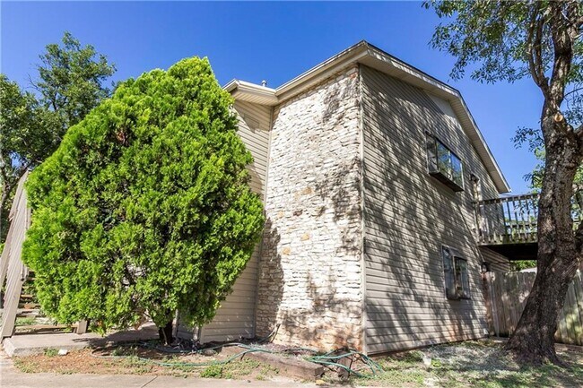 Building Photo - Centrally located 2 bed, very well priced.