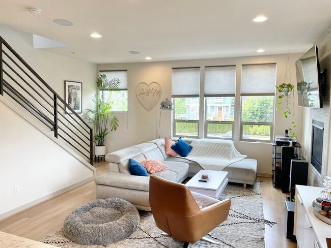 Building Photo - Sophisticated Greenwood Townhome with Views!