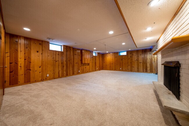Building Photo - 6624 Southcrest Dr