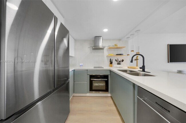 Building Photo - 540 Brickell Key Dr