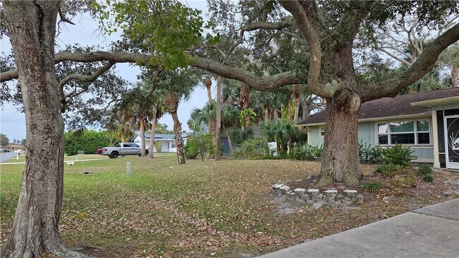 Building Photo - 426 Tulip Dr