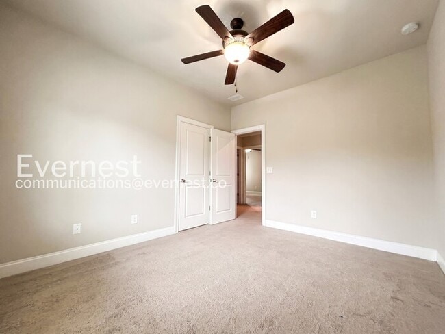 Building Photo - Spacious 5 Bed, 3 Bath Home with Fenced Yard and Garage / Pet Friendly / Available Now!