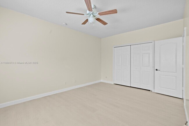 Building Photo - 2700 Creekside Dr