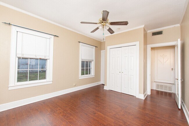 Building Photo - Spacious 4 Bed / 2 Bath Home with Garage & Fenced Backyard in Central Temple