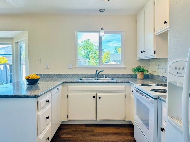 Building Photo - 505 Funston Dr