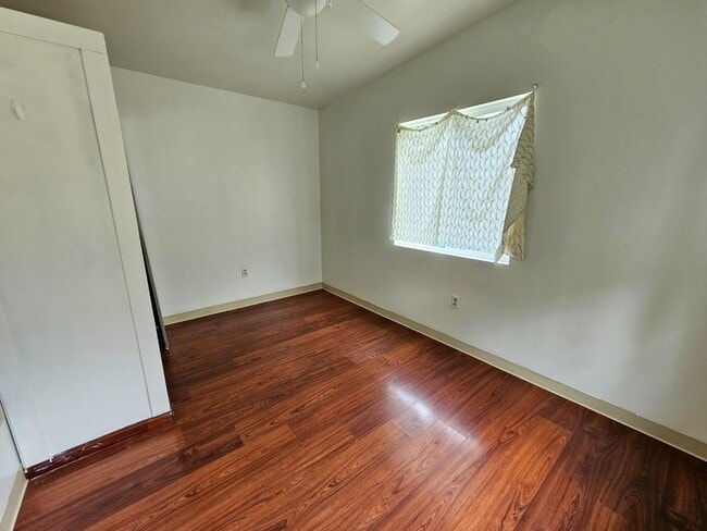 Building Photo - 2 Bed / 1 Bath Apartment with 2 driveway P...