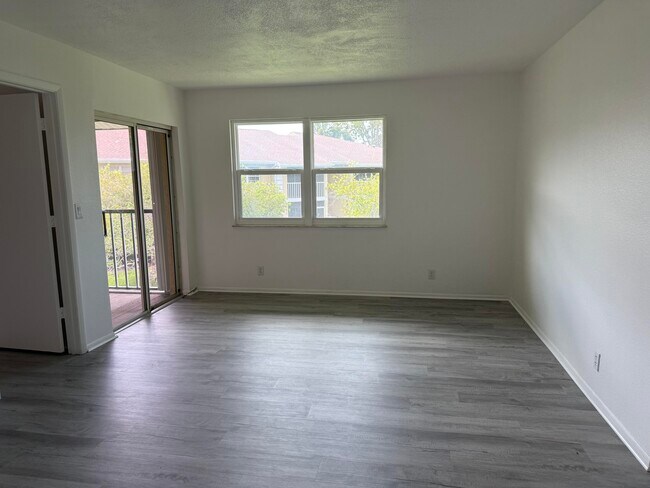 Building Photo - 1536 SE Royal Green Cir