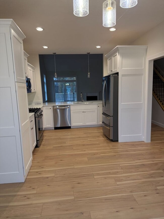 Building Photo - Available Nov 21st, 2025!!