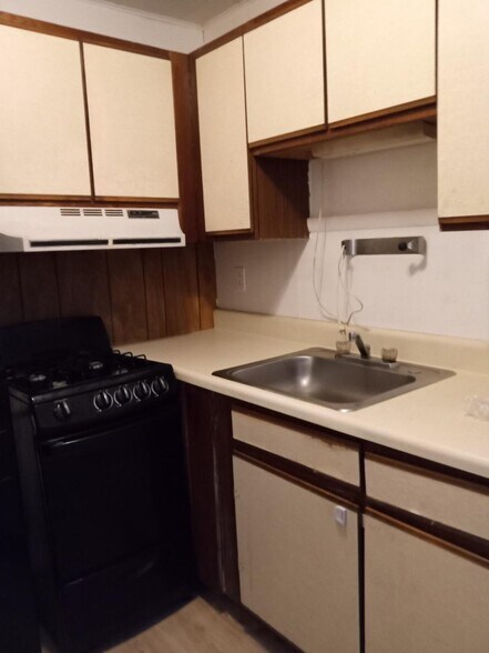 Kitchen 2nd view - 404 Birr St