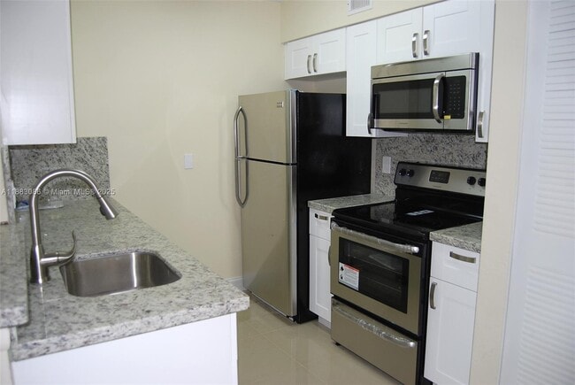 Building Photo - 2820 N Oakland Forest Dr