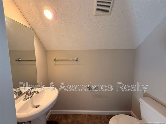 Building Photo - 402 Colonist Pl