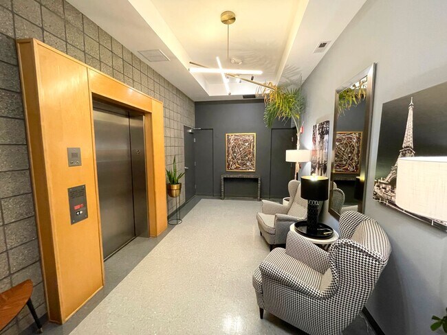 Building Photo - Bright Condo in NW Portland with Washer/Dr...