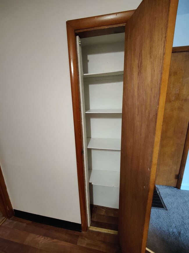 Building Photo - *Clean & Spacious 1BR/1BA Apartment Available in Mt. Washington*