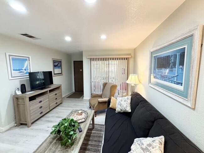 Building Photo - Long Term - Beautifully Updated 1 Bedroom Condo in Palm Springs Villas II