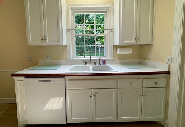 Building Photo - Charming Green Hills Single Family Home