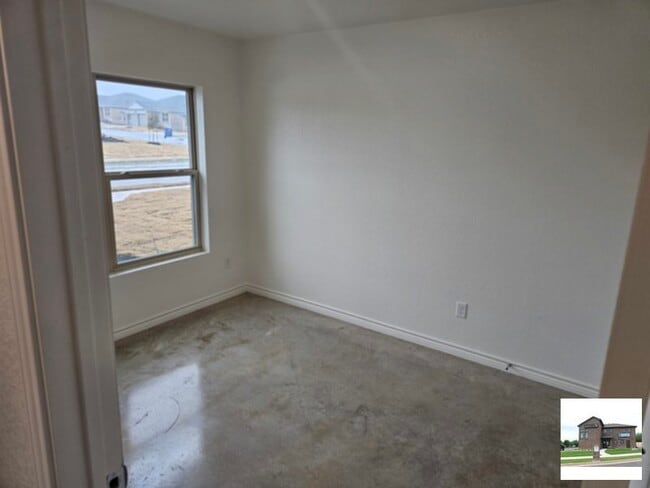 Building Photo - BRAND NEW!! YOU DONT WANNA MISS THIS