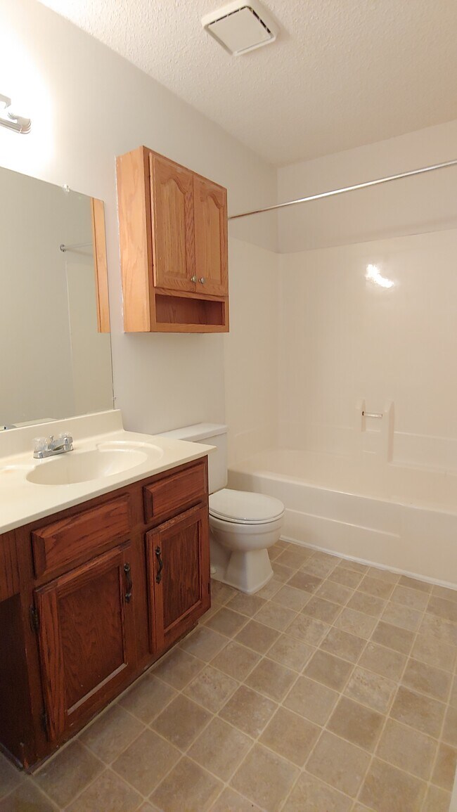 Building Photo - Move-In Ready! 2 Bedroom Townhome in Norcross