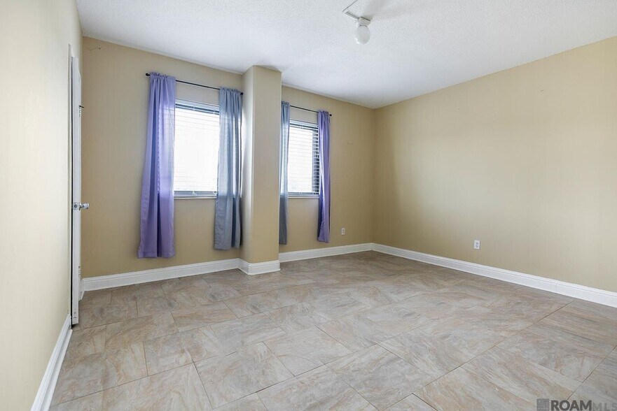 Building Photo - 11550 Southfork Ave