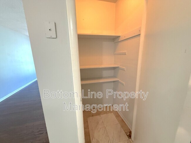 Building Photo - 628 Camrose Dr