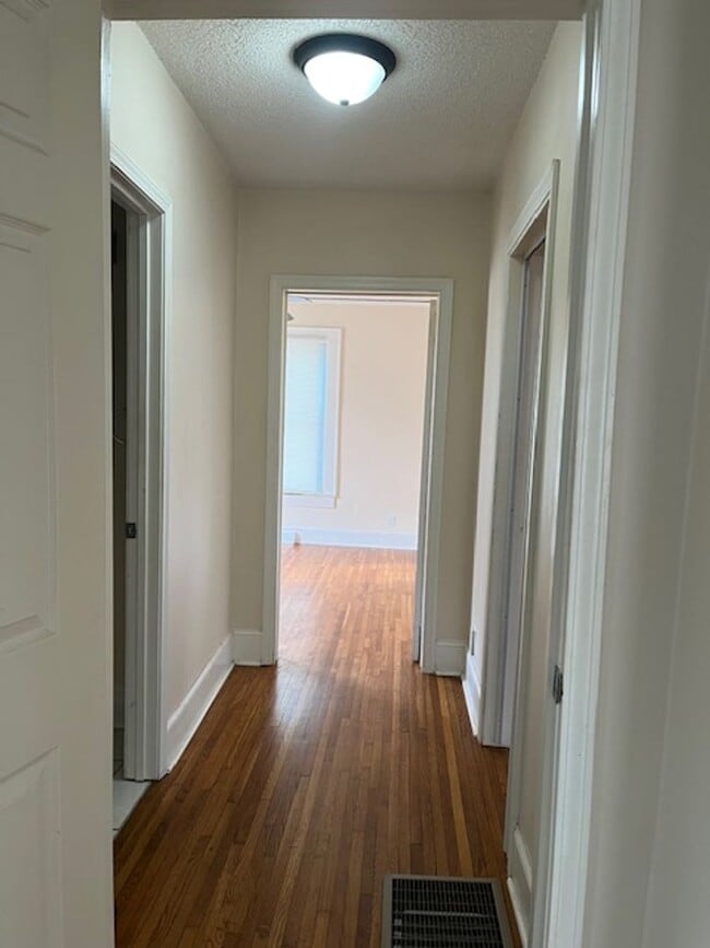 Building Photo - Walking Distance to Winthrop