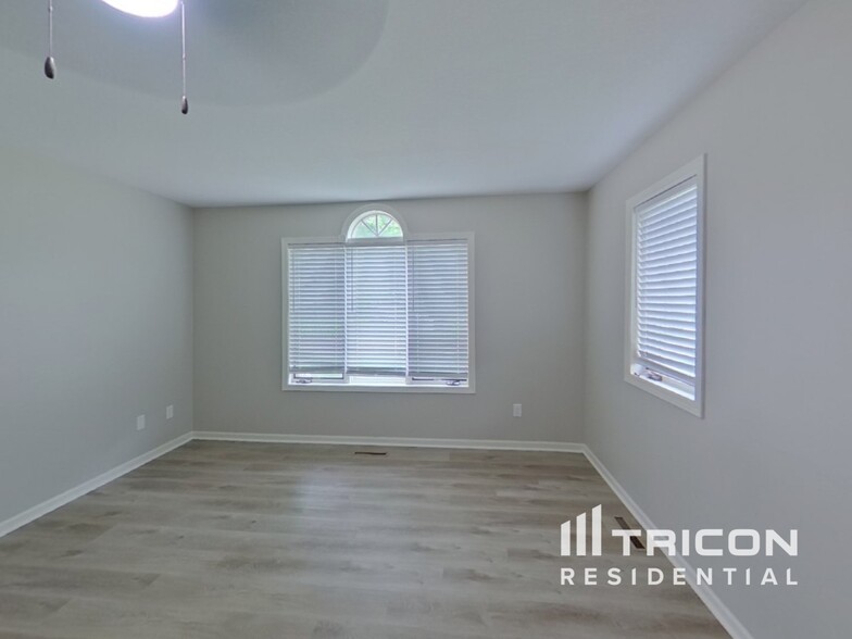 Building Photo - 209 Greenbriar Ln