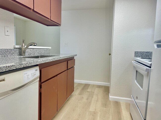 Building Photo - 1645 Pyrenees Ave