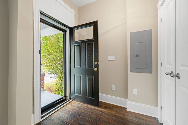 Building Photo - Quaint 3 Bedroom/2 Bath Home Located Near ...