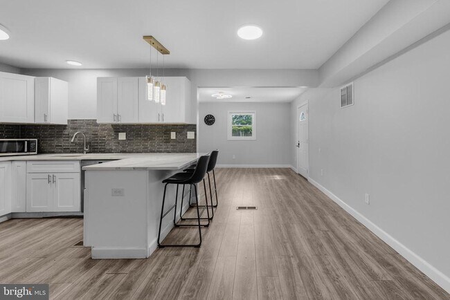Building Photo - 12 Holbrook Ln