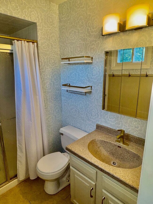 Building Photo - Updated 3-Bedroom Home Near Standing Bear Lake