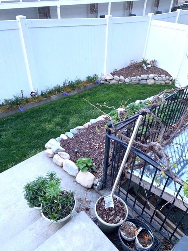 Building Photo - Pet Friendly Townhome in Provo